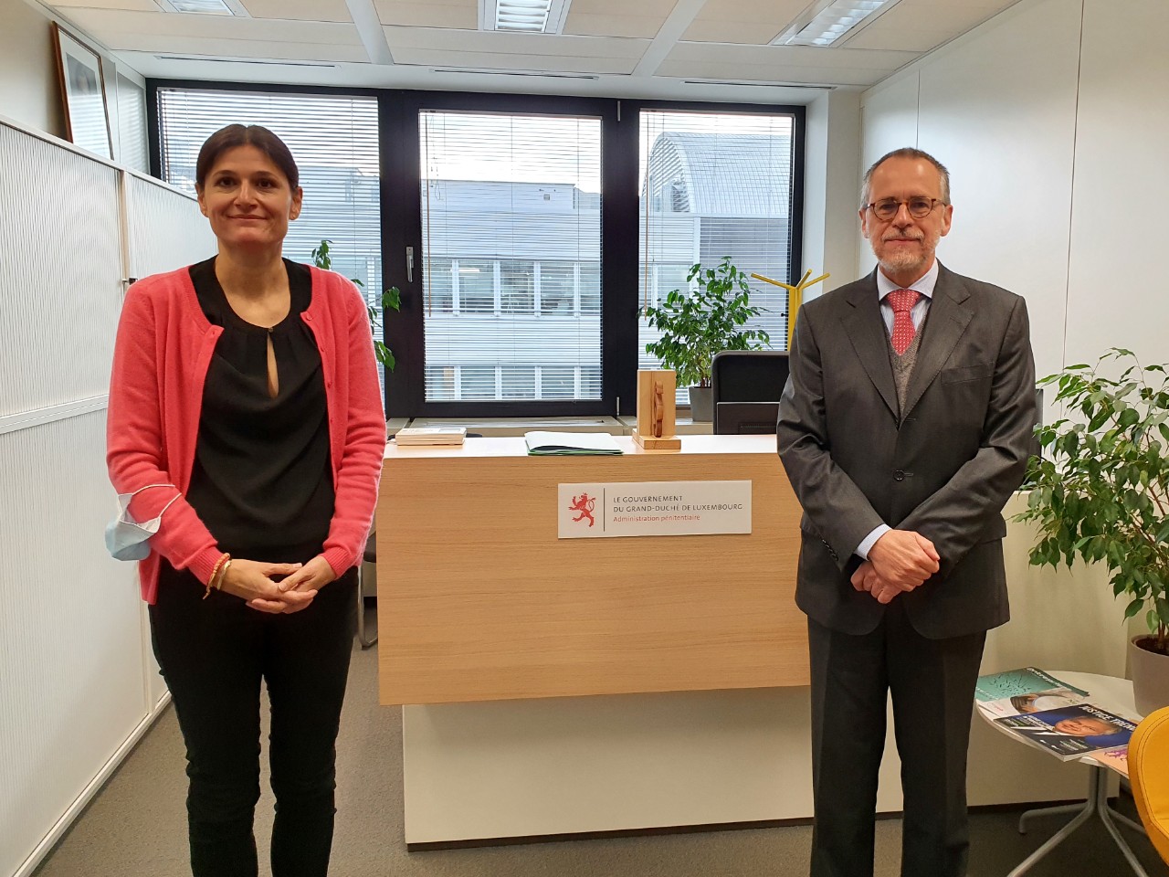 (de g. à dr.) Caroline Lieffrig, directrice adjointe de l'Administration pénitentiaire, et José Humberto de Brito Cruz, Consul général du Brésil